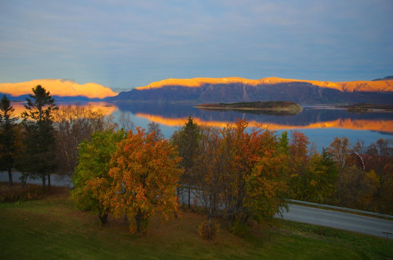 Solhov, Castle Of The Lyngen Alps Hotel Lyngseidet Buitenkant foto